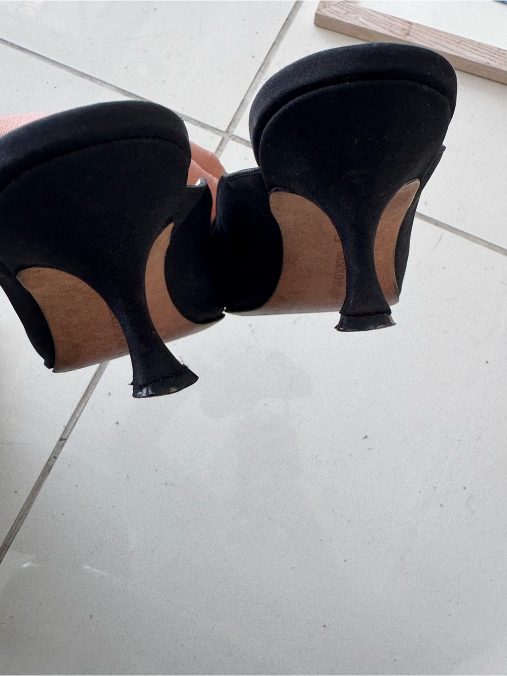 Manolo Blahnik Black Satin Kitten Heel Pointed-Toe Mules Shoes Rare - Picture 5 of 6